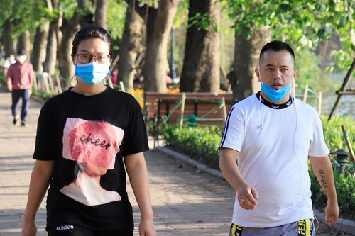 Hà Nội: Nhiều người đeo khẩu trang không đúng quy cách ở nơi công cộng