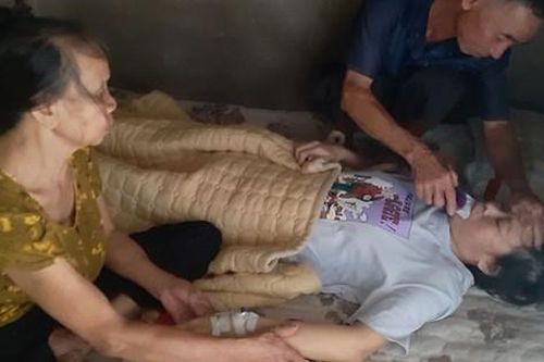 Cha mẹ già bất lực nhìn con gái ung thư giai đoạn cuối không có tiền chữa trị