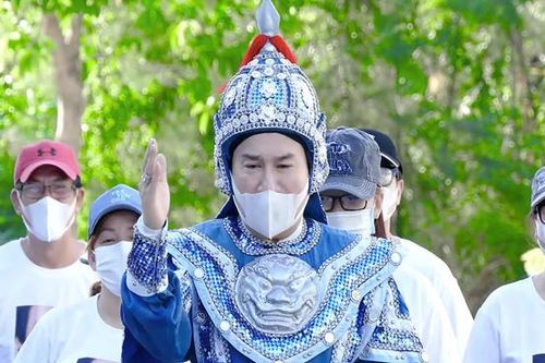 Nhạc truyền thống chống Cô Vít dọc theo đất nước