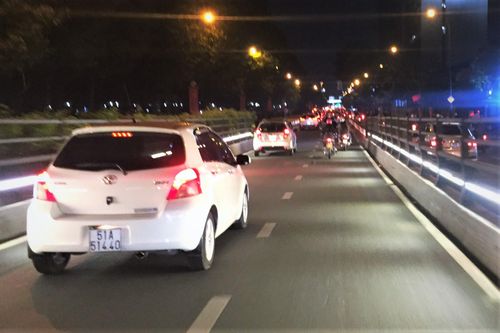 Có được vượt xe khác khi đang chạy trên cầu?