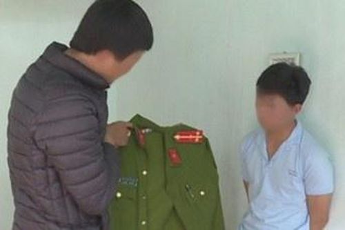 Chụp ảnh mặc áo công an để 'câu like'