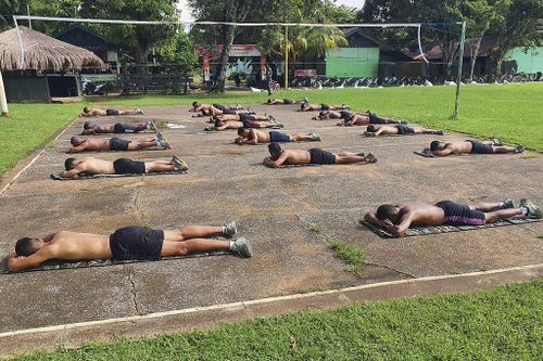 Dân Indonesia đua nhau tắm nắng vì tin bức xạ diệt được virus corona