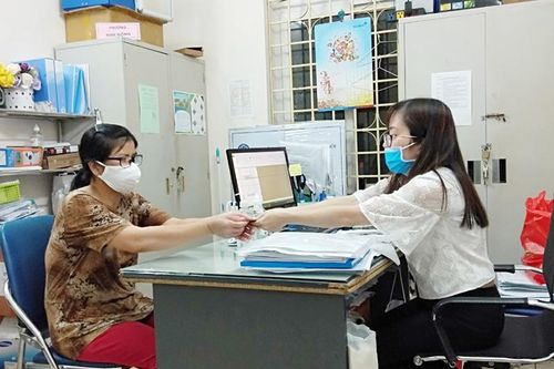 Quận Đống Đa: Những người dân đầu tiên được nhận tiền hỗ trợ từ gói 62.000 tỷ đồng