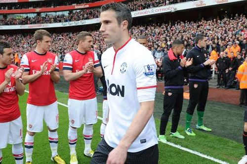 Xem lại khoảnh khắc Arsenal xếp hàng đón nhà vô địch MU và 'kẻ phản bội' Van Persie