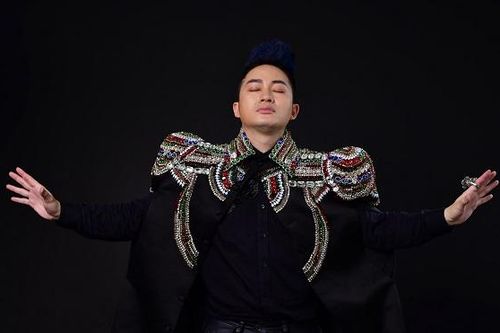Tùng Dương hồi hộp chờ khán giả trong 'phòng khách' Music Home tối 1/5