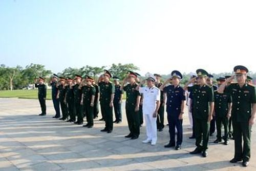 Đoàn công tác Bộ Quốc phòng dâng hương Nghĩa trang liệt sĩ tỉnh Quảng Nam và Tượng đài Bà mẹ Việt Nam anh hùng