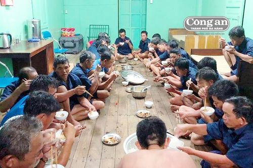 Cứu 30 ngư dân gặp nạn