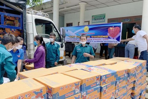 Hỗ trợ người dân vùng cao 9 tấn gạo và 900 thùng mì tôm