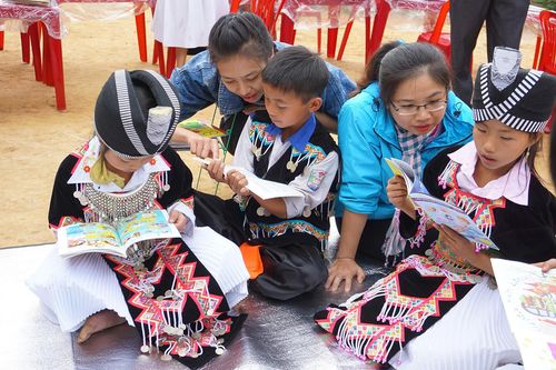 Mang thư viện đến bản xa