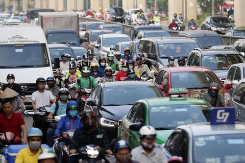 Đường phố Hà Nội ùn tắc trở lại trước ngày nghỉ lễ
