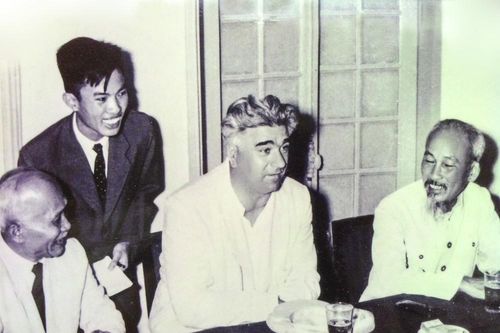 Người làm cầu nối cho các yếu nhân