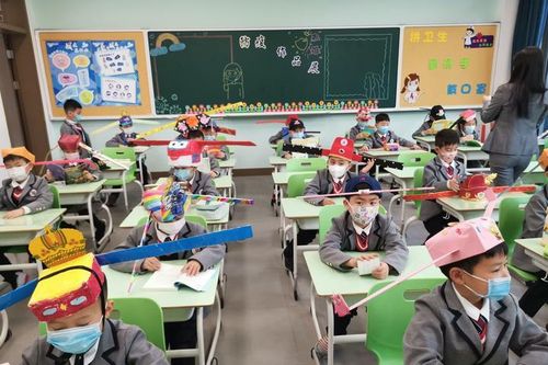 Trung Quốc: Học sinh quay lại trường học với 'mũ giãn cách xã hội'
