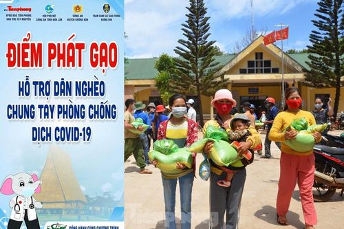 Tiền Phong trên Tây Nguyên: Những chuyến trao quà, phát gạo gắn kết tình quân dân
