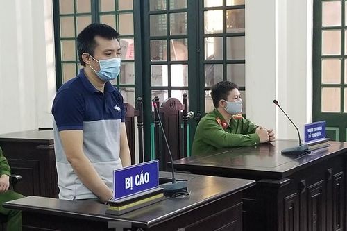 Say rượu, người đàn ông húc đầu vào mặt công an phường