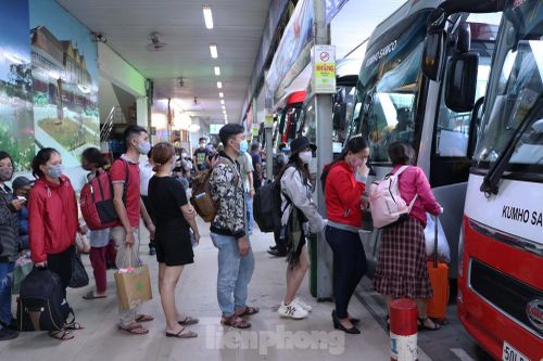 Người dân ùn ùn về quê nghỉ lễ 30/4, bến xe lớn nhất Sài Gòn đông nghẹt người