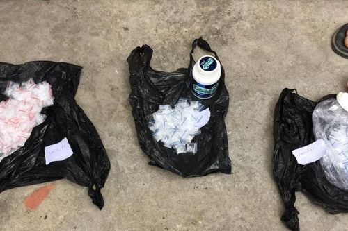 Chủ nhà trọ chia ma túy, giấu trong bụi cây rồi bán cho người nghiện