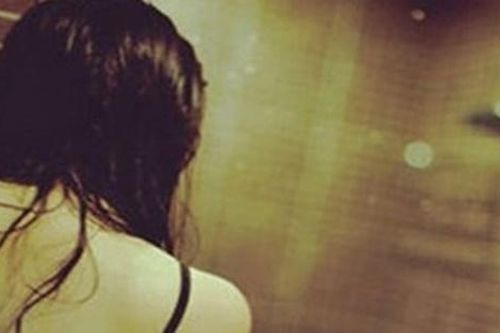 Dùng ảnh nhạy cảm tống tiền người quen