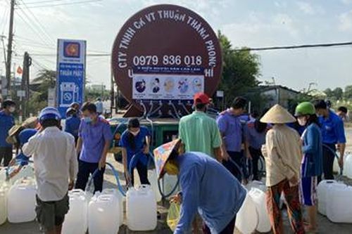 VKSND tỉnh Tiền Giang hỗ trợ nước sinh hoạt cho nhân dân vùng hạn, mặn