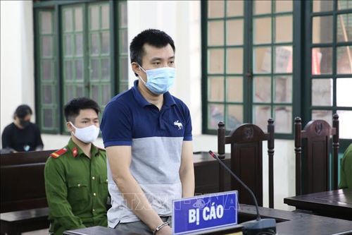 Lĩnh án 12 tháng tù do vi phạm quy định phòng chống dịch, gây gổ với Công an phường