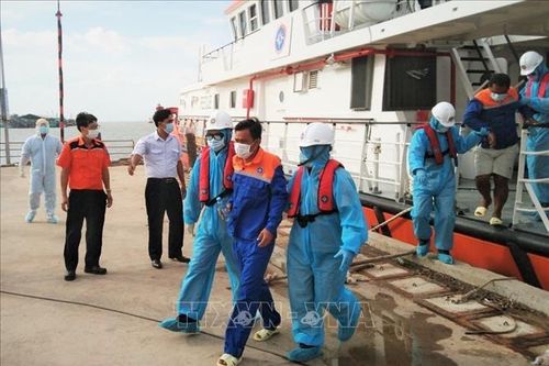 Bộ đội Biên phòng Sóc Trăng tiếp nhận thêm 2 thuyền viên Indonesia bị nạn trên biển