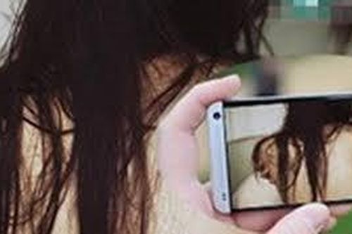 'Nữ quái' nhặt được thẻ nhớ lưu ảnh nhạy cảm của cô gái cùng xã rồi mang tống tiền
