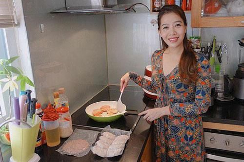Nhà nữ MC VTV đảm cả mẹ cả con, bữa cơm 'nhanh như chớp' mà ai nhìn cũng xuýt xoa