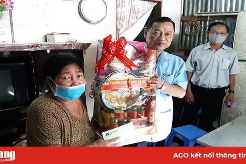 Phó Bí thư Thường trực Tỉnh ủy An Giang Võ Anh Kiệt thăm, tặng quà các gia đình chính sách