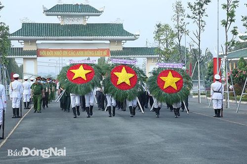 Viếng nghĩa trang liệt sĩ nhân kỷ niệm 45 năm Ngày giải phóng miền Nam, thống nhất đất nước