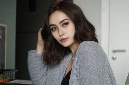 Nhan sắc bông hồng lai Việt - Đức lên báo Hoa ngữ