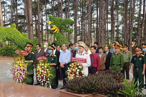 Viếng Nghĩa trang Liệt sỹ Di Linh