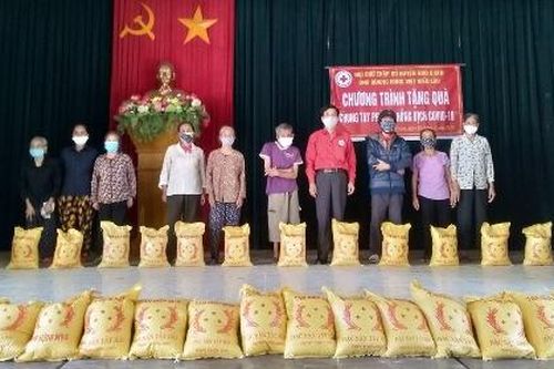 Hội Chữ thập đỏ Nho Quan: Trên 1 tấn gạo và nhiều phần quà tặng phòng dịch COVID-19