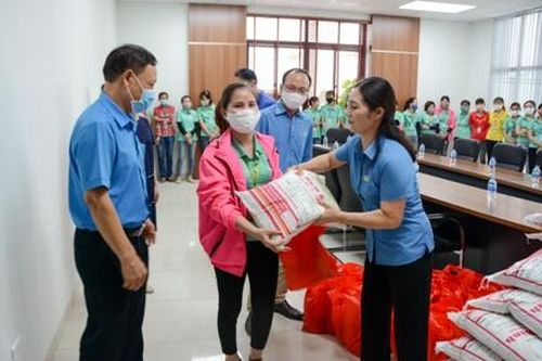 Trao quà hỗ trợ công nhân lao động gặp khó khăn do dịch Covid-19
