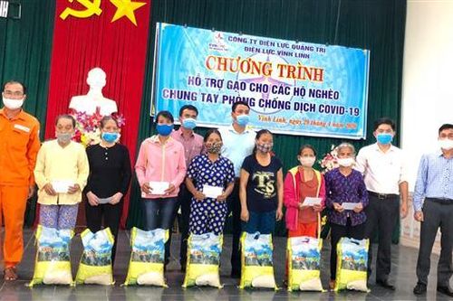 Điện lực Vĩnh Linh: Hỗ trợ gạo và tiền mặt cho người nghèo