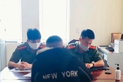 Bị phạt 1 triệu đồng vì mặc trang phục công an đăng ảnh Facebook câu like