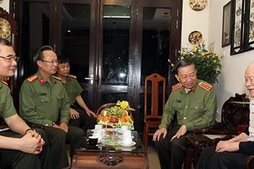 Bộ trưởng Tô Lâm thăm các đồng chí Công an lão thành cách mạng