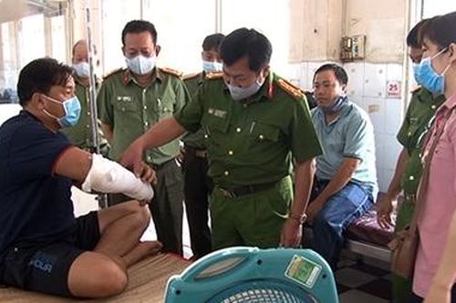 Thăm hỏi cán bộ Công an bị thương khi bắt đối tượng buôn lậu