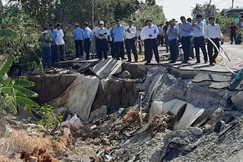 Đẩy nhanh tiến độ khắc phục sạt lở đê biển Tây
