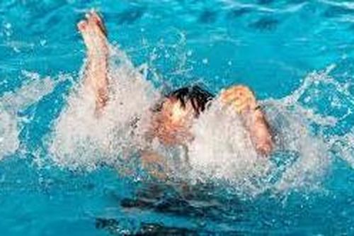 Hai học sinh chết đuối khi tắm hồ