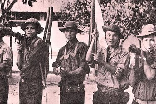 Chiến sĩ đặc công phất cờ chiến thắng trên tầng 2 dinh Độc Lập trưa 30/4/1975