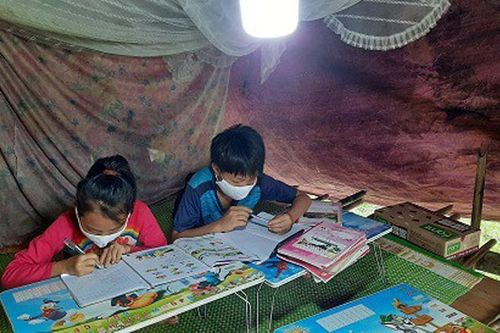 Học trò người Mông lên núi 'hứng' sóng 3G học trực tuyến