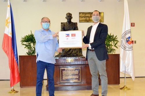 Tỷ phú Johnathan Hạnh Nguyễn quyên góp 750.000 khẩu trang cho Philippines