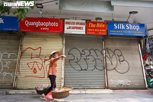 Một tuần sau khi hết cách ly, cả dãy phố ở Hà Nội vẫn không buồn mở cửa