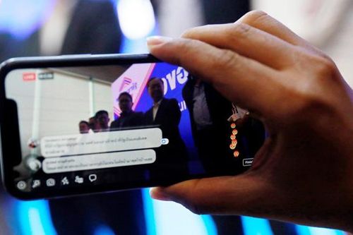 Facebook tăng số người họp qua WhatsApp, Google 'nâng cấp' Meet