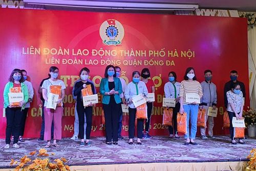 Trao quà cho công nhân, người lao động có hoàn cảnh đặc biệt khó khăn