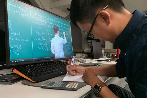 Giáo viên kiểm soát sự tham gia và đánh giá chất lượng học trực tuyến của học sinh