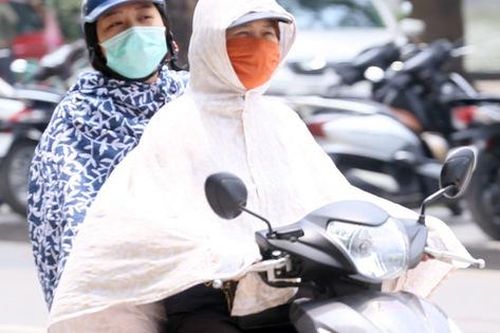 Người Hà Nội kín bưng khi ra đường vì nắng nóng trước dịp nghỉ lễ 30/4