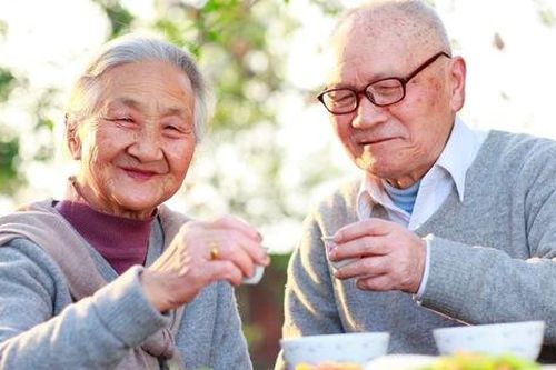 Người già cần ăn bao nhiêu thức ăn trong một ngày?