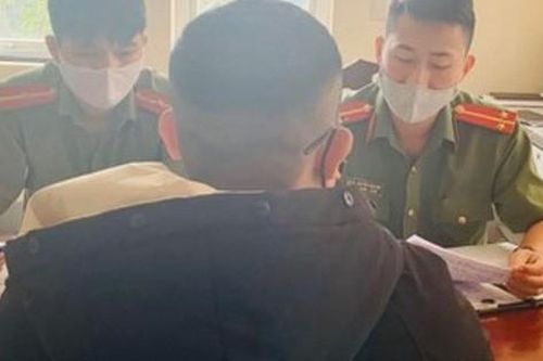 Phạt thanh niên mặc cảnh phục chụp ảnh 'câu like' trên mạng xã hội