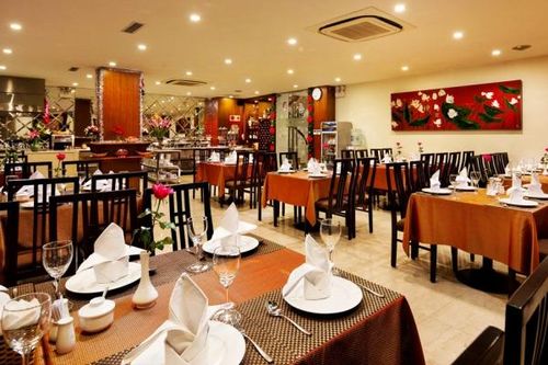 Hà Nội: Dịch vụ không thiết yếu vẫn tạm dừng; ngồi uống cafe phải cách 2m