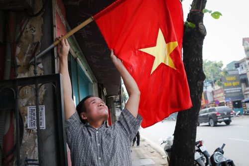 Hà Nội rực rỡ cờ hoa chào đón 30/4